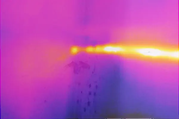 Immagine termografica che mostra una chiara infiltrazione d'acqua fredda in un muro